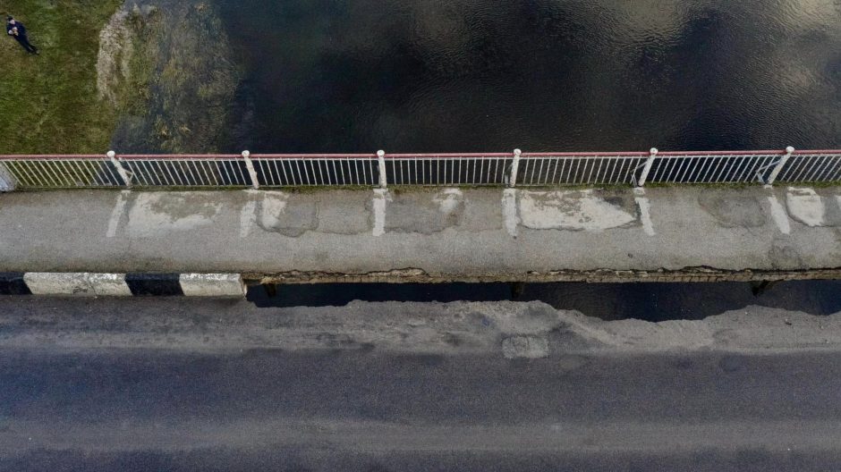 Kėdainiuose įgriuvo pagrindinis tiltas, vedantis į miestą: kelia galimą nelaimės versiją