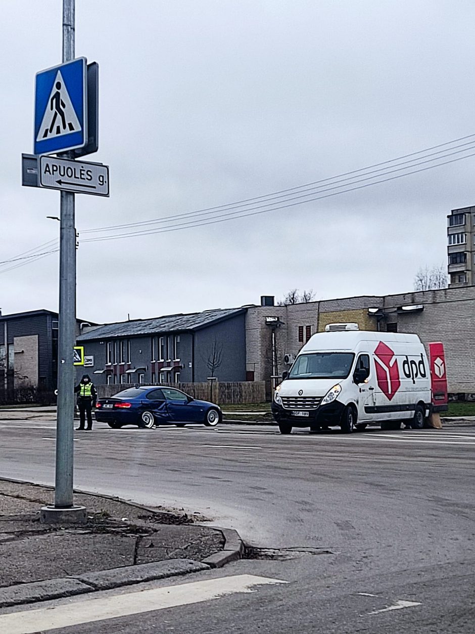 Pastojo kelią siuntų mikroautobusui: avarija užblokavo eismą Baltijos g. 