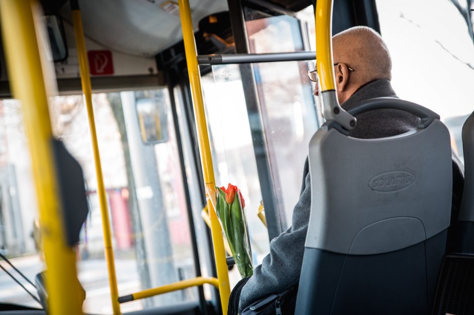 „Kaunas veža meilę“: troleibuso keleivius džiugina saldūs siurprizai ir gyva muzika