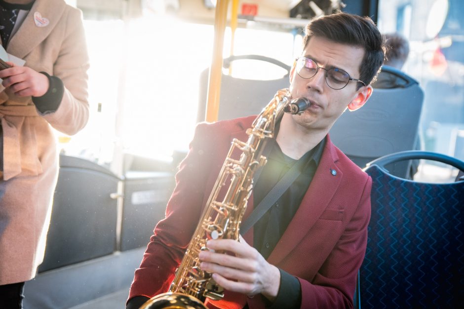 „Kaunas veža meilę“: troleibuso keleivius džiugina saldūs siurprizai ir gyva muzika