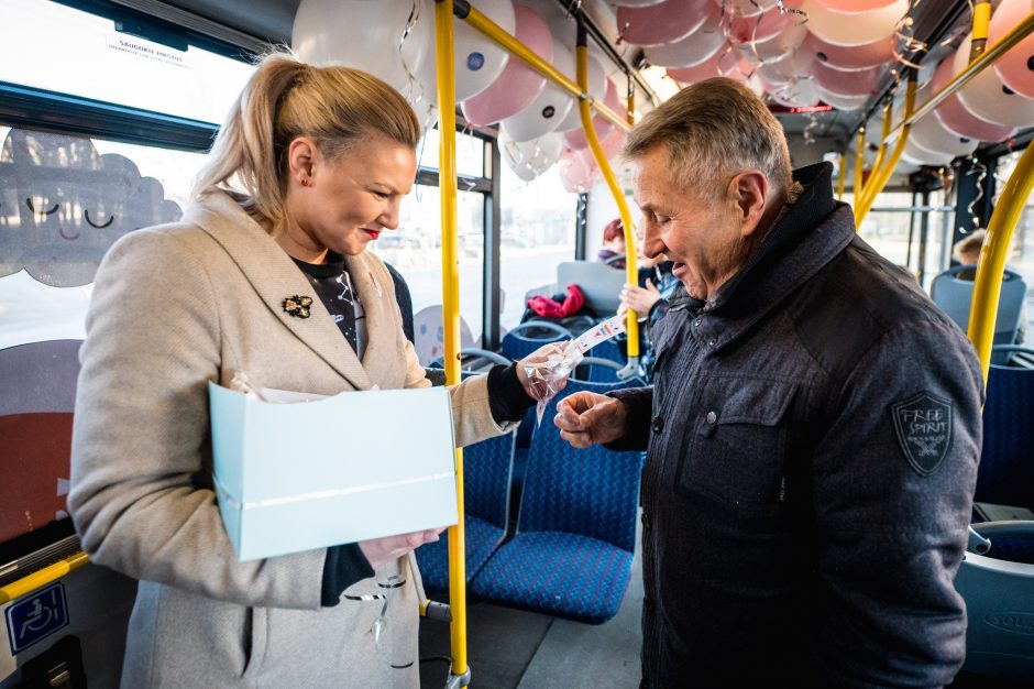 „Kaunas veža meilę“: troleibuso keleivius džiugina saldūs siurprizai ir gyva muzika