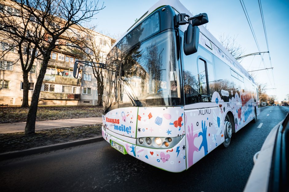 „Kaunas veža meilę“: troleibuso keleivius džiugina saldūs siurprizai ir gyva muzika