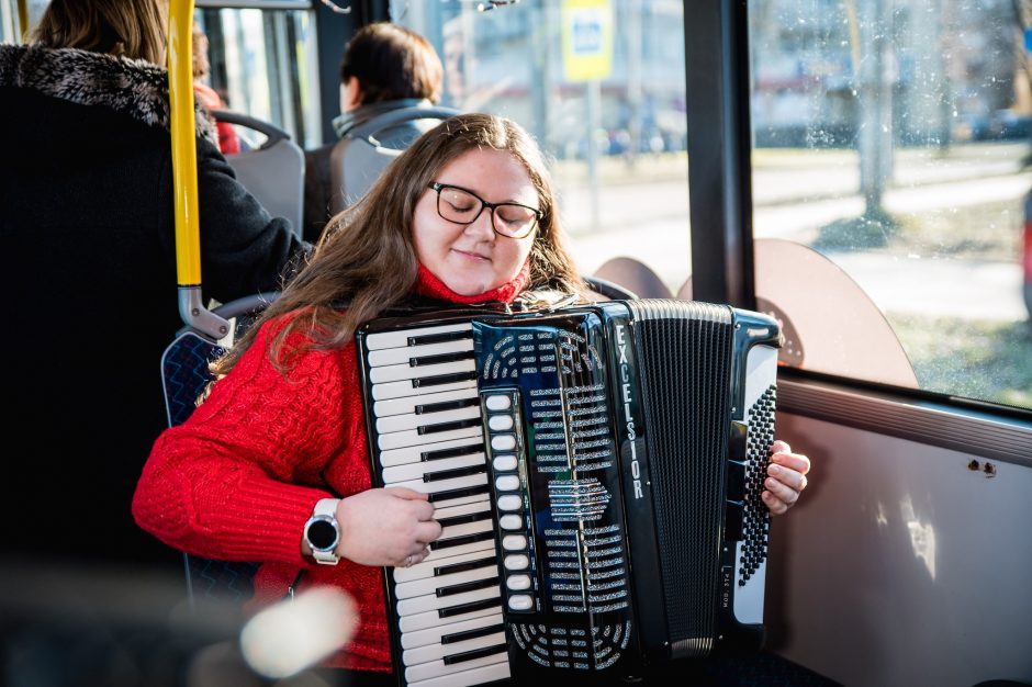 „Kaunas veža meilę“: troleibuso keleivius džiugina saldūs siurprizai ir gyva muzika