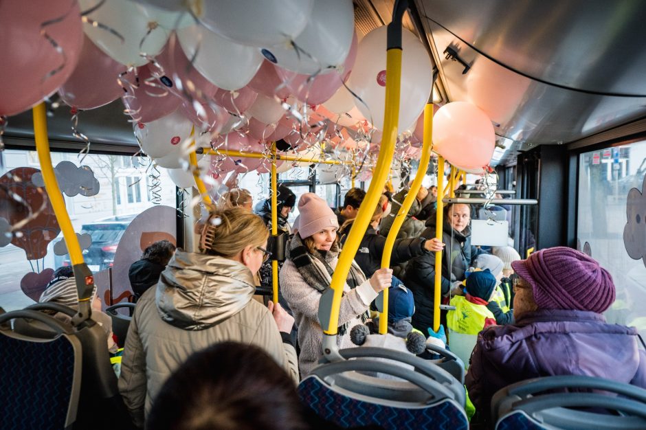 „Kaunas veža meilę“: troleibuso keleivius džiugina saldūs siurprizai ir gyva muzika