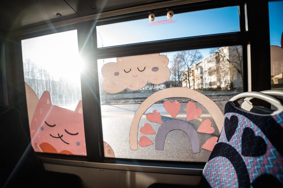 „Kaunas veža meilę“: troleibuso keleivius džiugina saldūs siurprizai ir gyva muzika