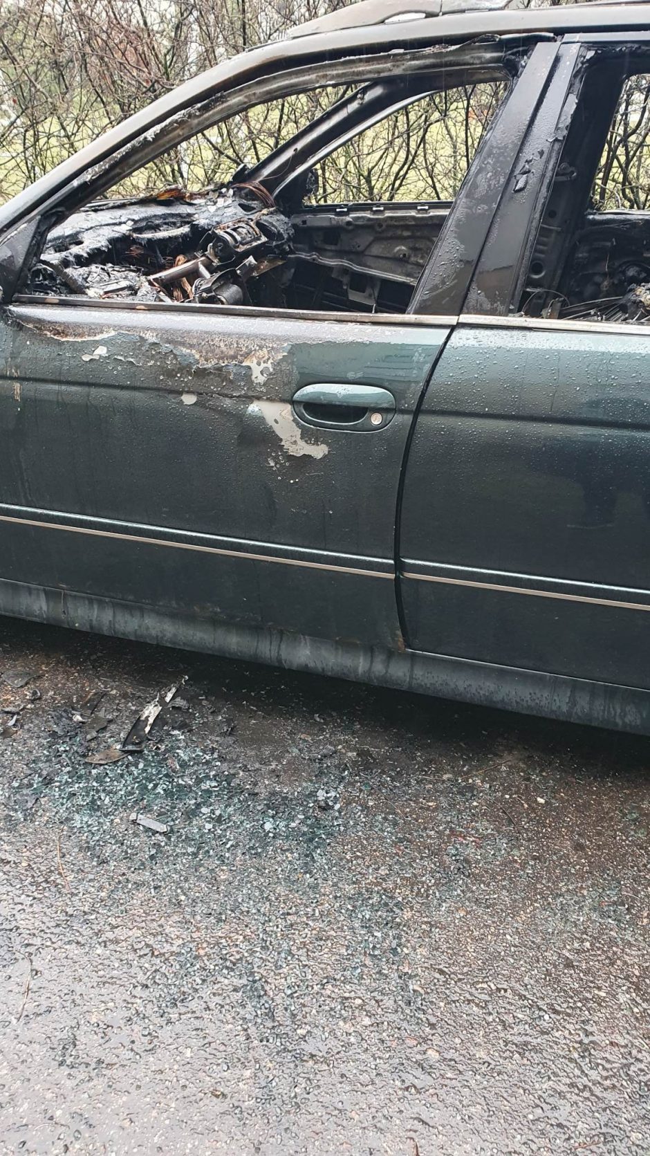 Prieš vidurnaktį Šilainiuose užsiliepsnojo BMW – viduje liko vien nuodėguliai