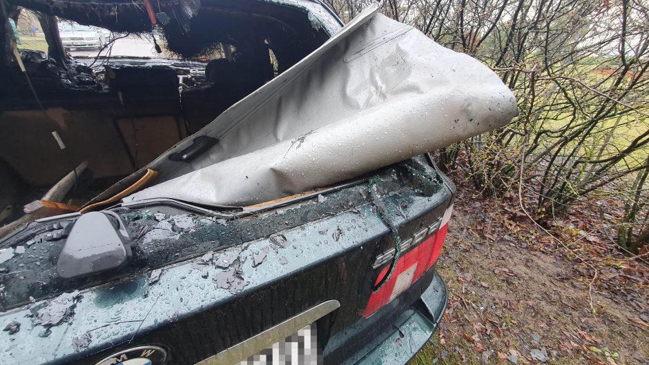Prieš vidurnaktį Šilainiuose užsiliepsnojo BMW – viduje liko vien nuodėguliai