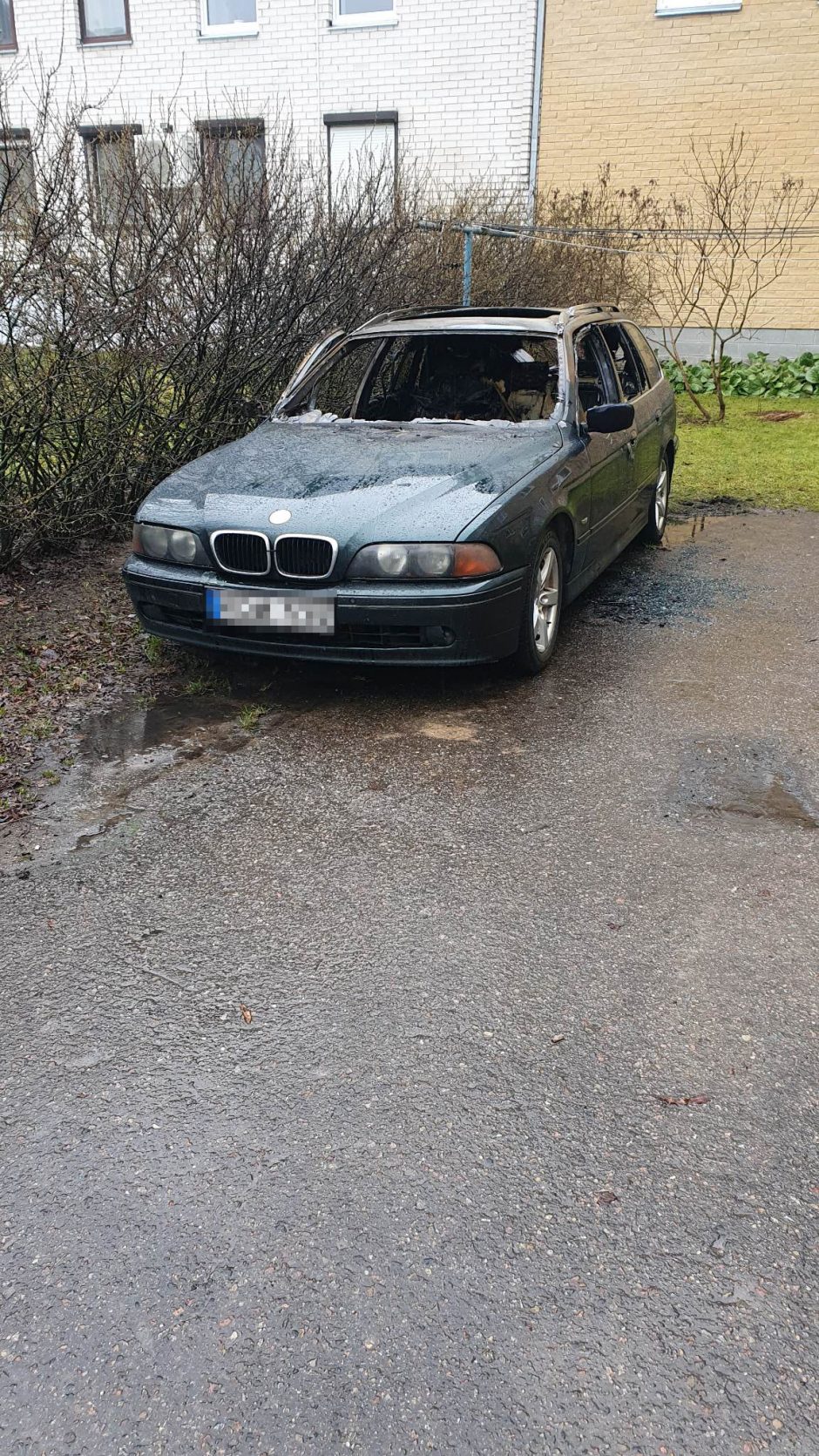 Prieš vidurnaktį Šilainiuose užsiliepsnojo BMW – viduje liko vien nuodėguliai