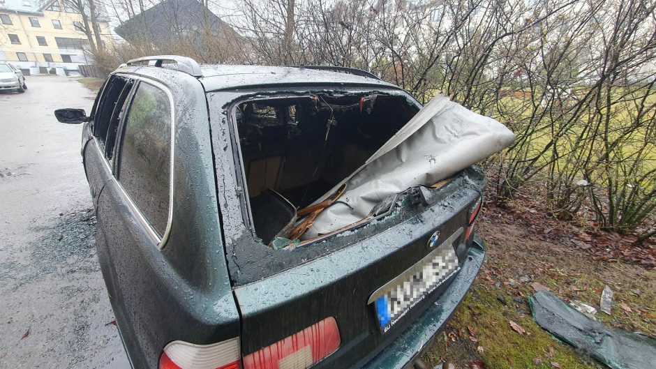 Prieš vidurnaktį Šilainiuose užsiliepsnojo BMW – viduje liko vien nuodėguliai