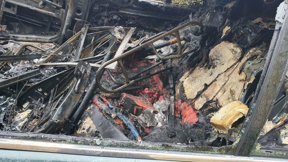 Prieš vidurnaktį Šilainiuose užsiliepsnojo BMW – viduje liko vien nuodėguliai
