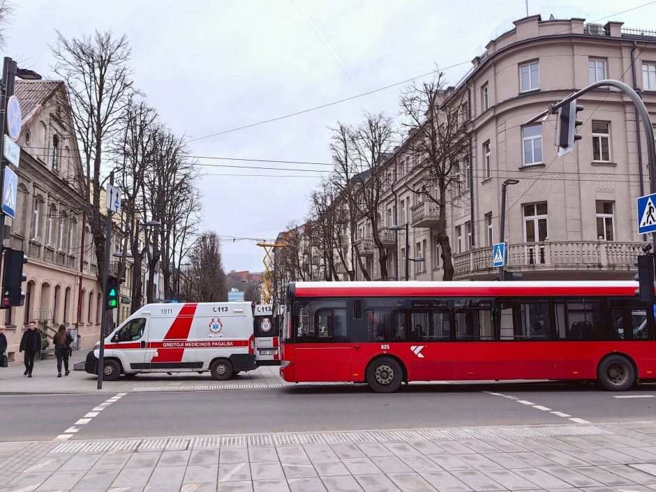 Per plauką nuo tragedijos: apie nualpusią autobuso keleivę sužinota tik kilus avarinei situacijai?