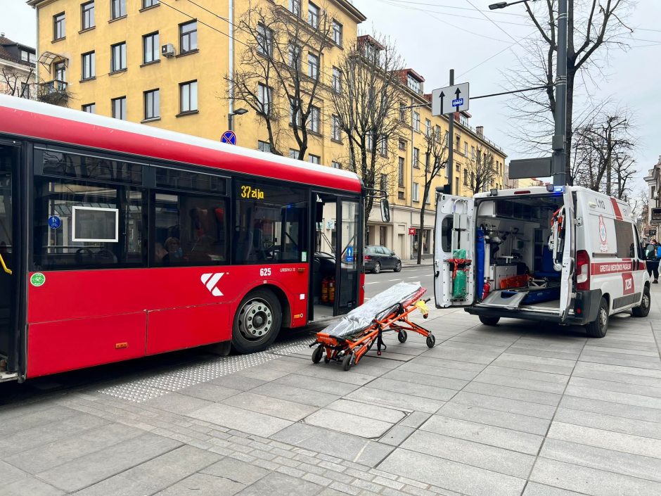 Per plauką nuo tragedijos: apie nualpusią autobuso keleivę sužinota tik kilus avarinei situacijai?