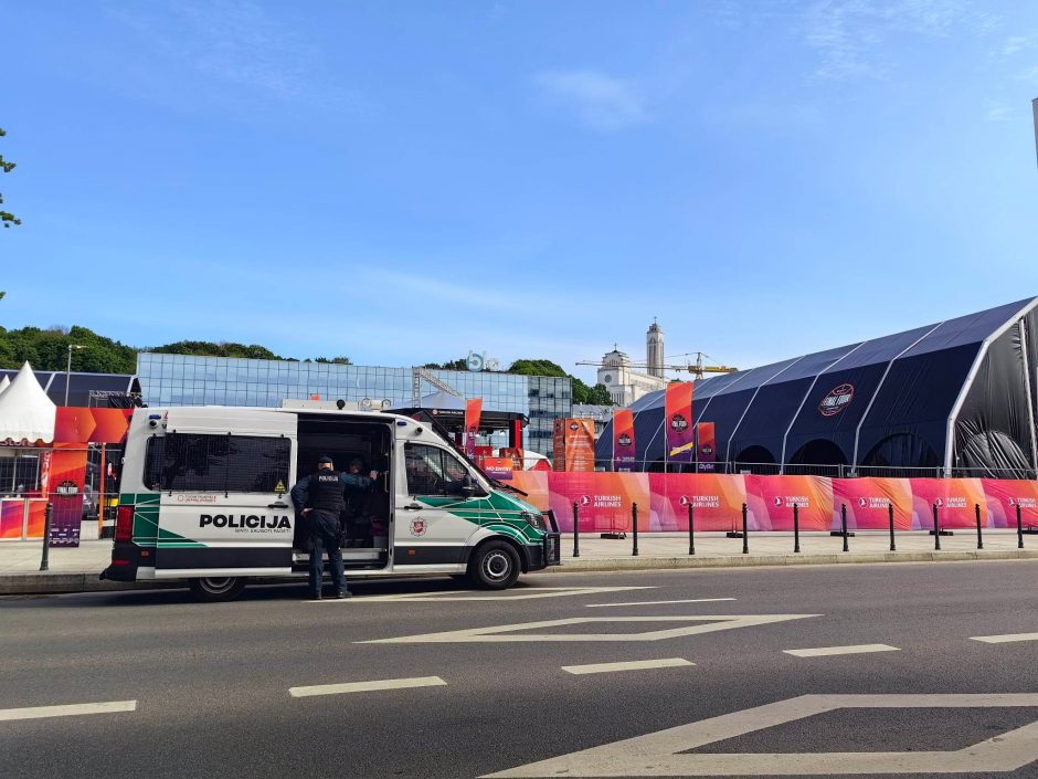 Kaunas alsuoja krepšinio ritmu: sirgaliai užplūdo Laisvės alėją