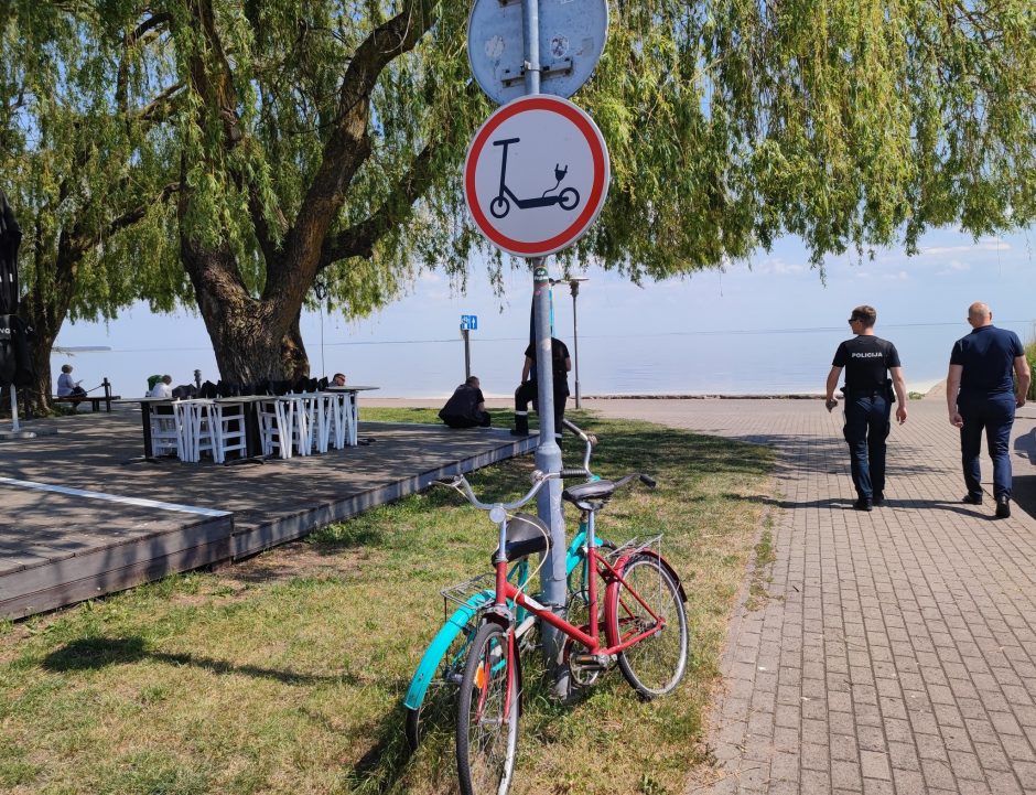 Neringos pareigūnai tikrina, ar laikomasi draudimo nevažinėti paspirtukais Nidos krantine