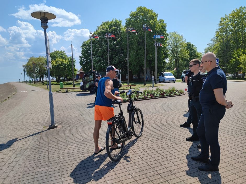 Neringos pareigūnai tikrina, ar laikomasi draudimo nevažinėti paspirtukais Nidos krantine