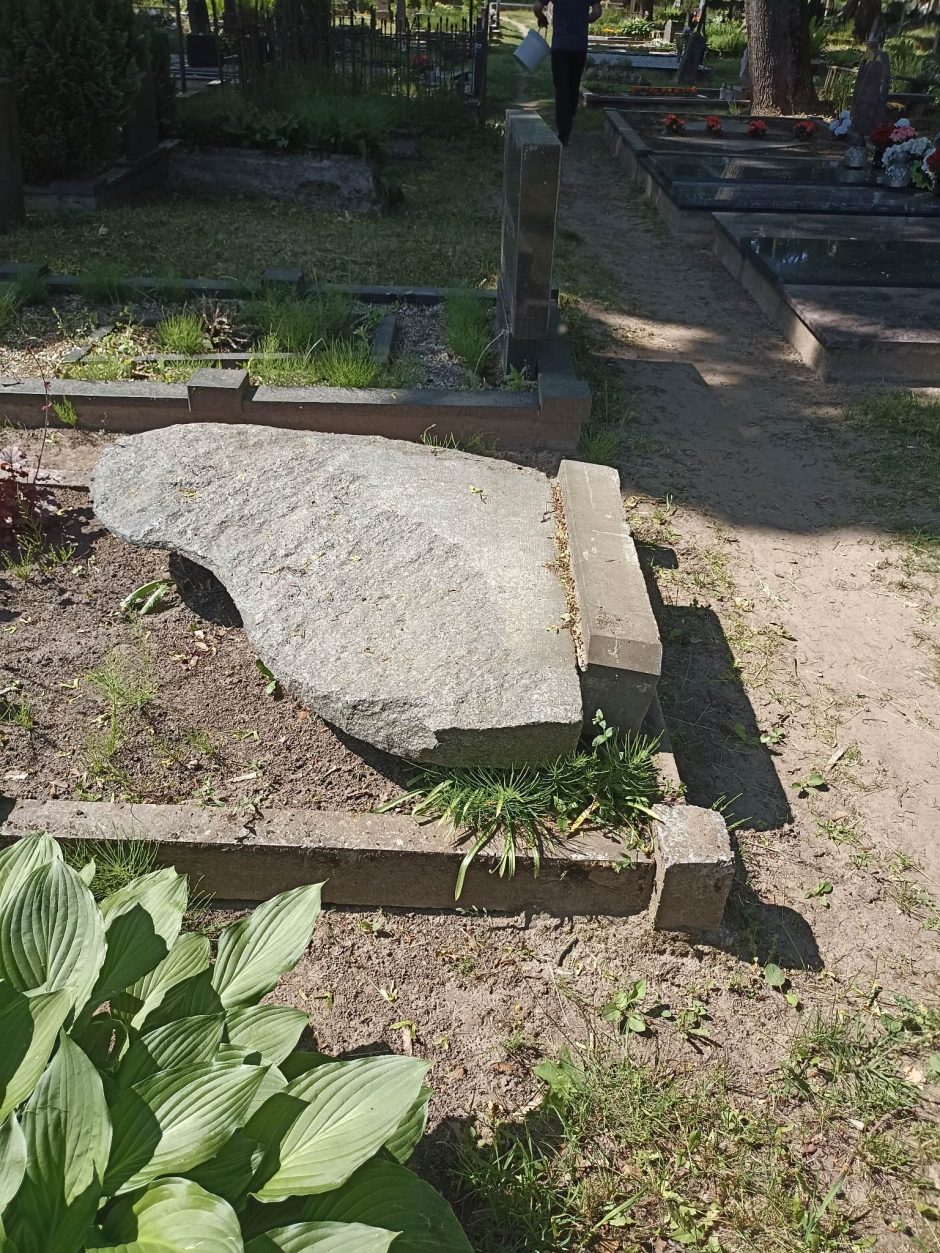 Šokiravo vandalizmas Šančių kapinėse: suniokota dešimtis antkapių