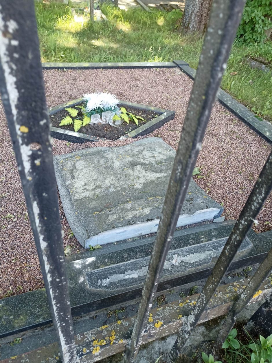 Šokiravo vandalizmas Šančių kapinėse: suniokota dešimtis antkapių
