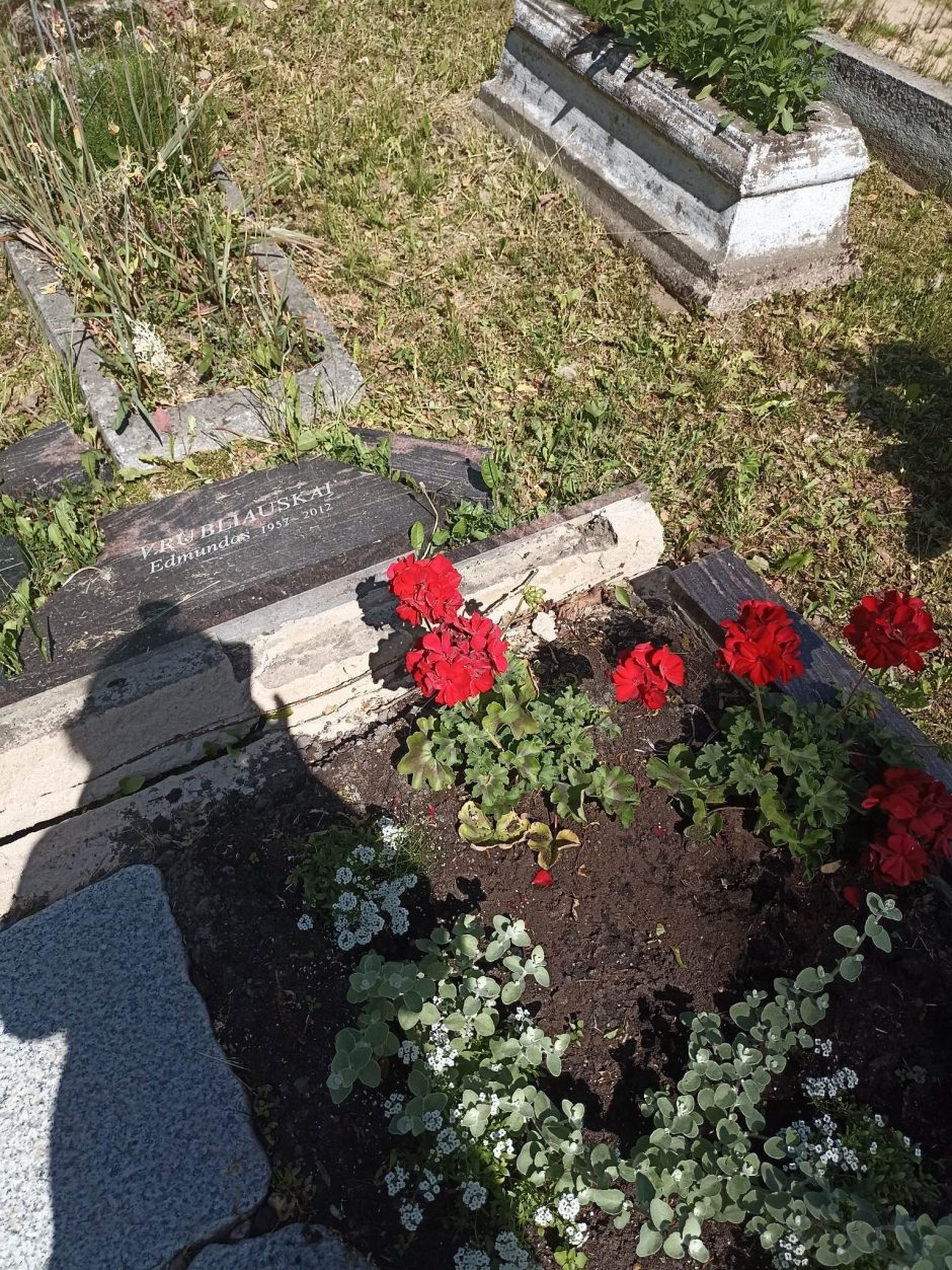 Šokiravo vandalizmas Šančių kapinėse: suniokota dešimtis antkapių