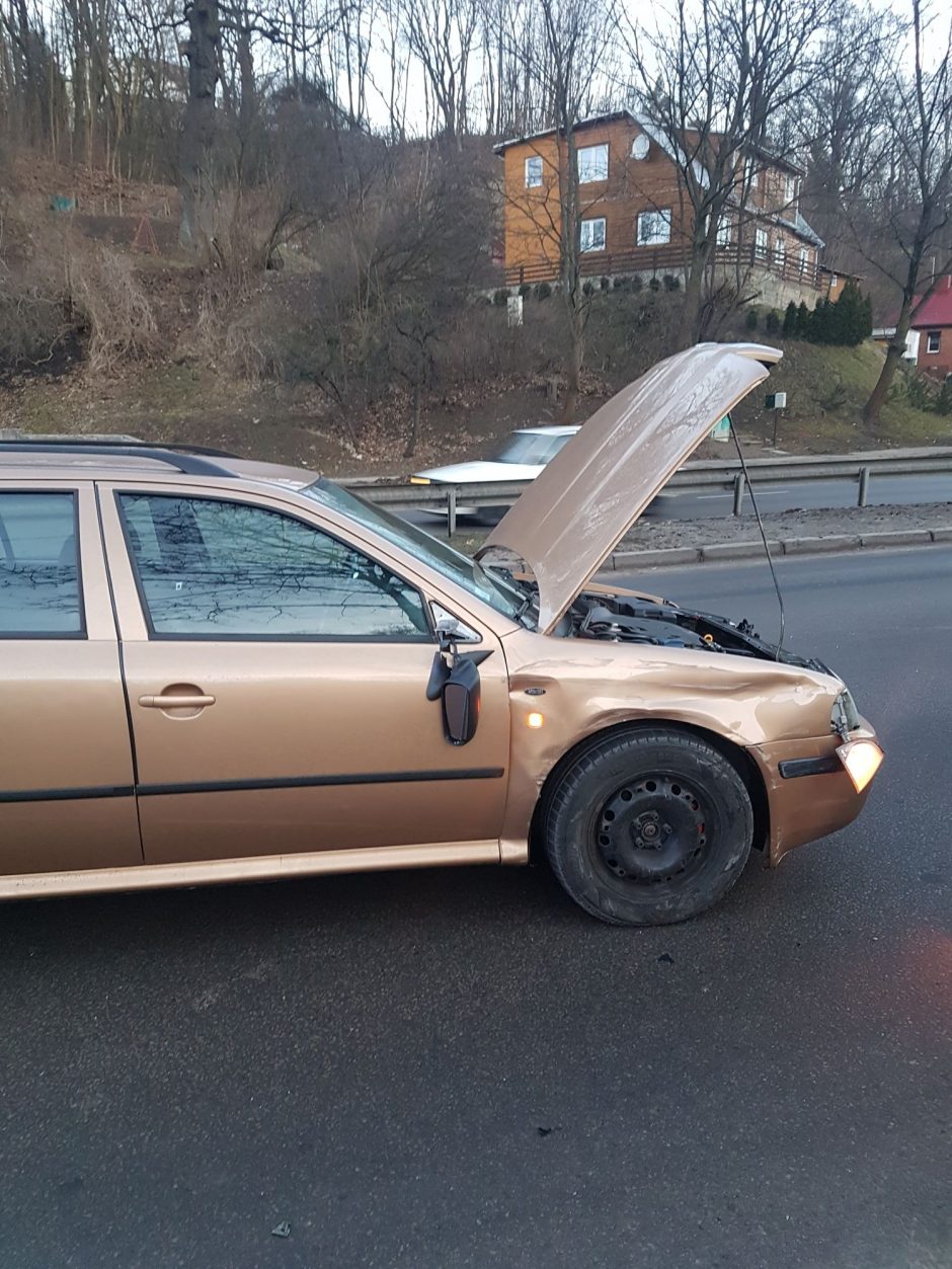 Kaune girto vairuotojo „Volkswagen“ vertėsi griovyje, dar vienas rėžėsi į stulpą