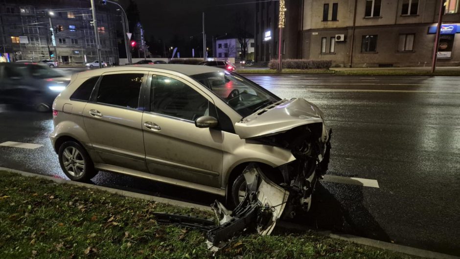 Smarki avarija „Aklųjų“ sankryžoje: viename iš suknežintų automobilių – 4-erių vaikas