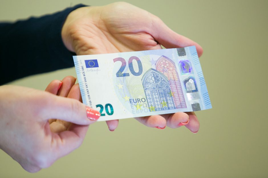Radviliškyje inkasatoriai rado padirbtą 20 eurų banknotą