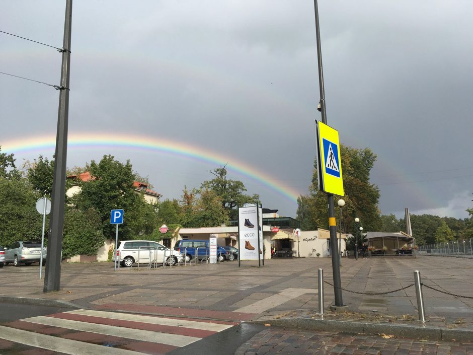 Netikėtas ženklas: per popiežiaus vizitą – vaivorykštė virš Santakos