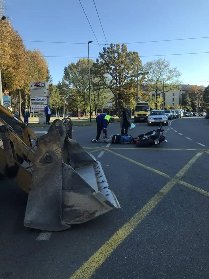 Per susidūrimą su ekskavatoriumi nukentėjo nepilnametis motociklininkas 