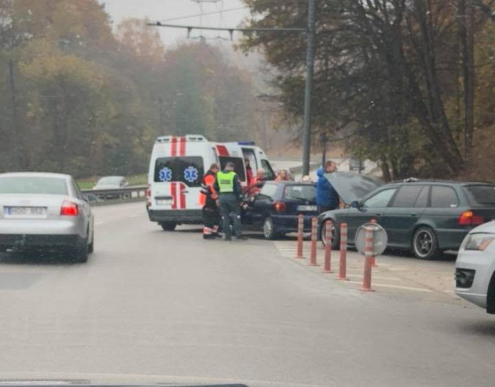Avaringoje Kauno sankryžoje susidūrė BMW ir „Volkswagen“, yra sužalotų