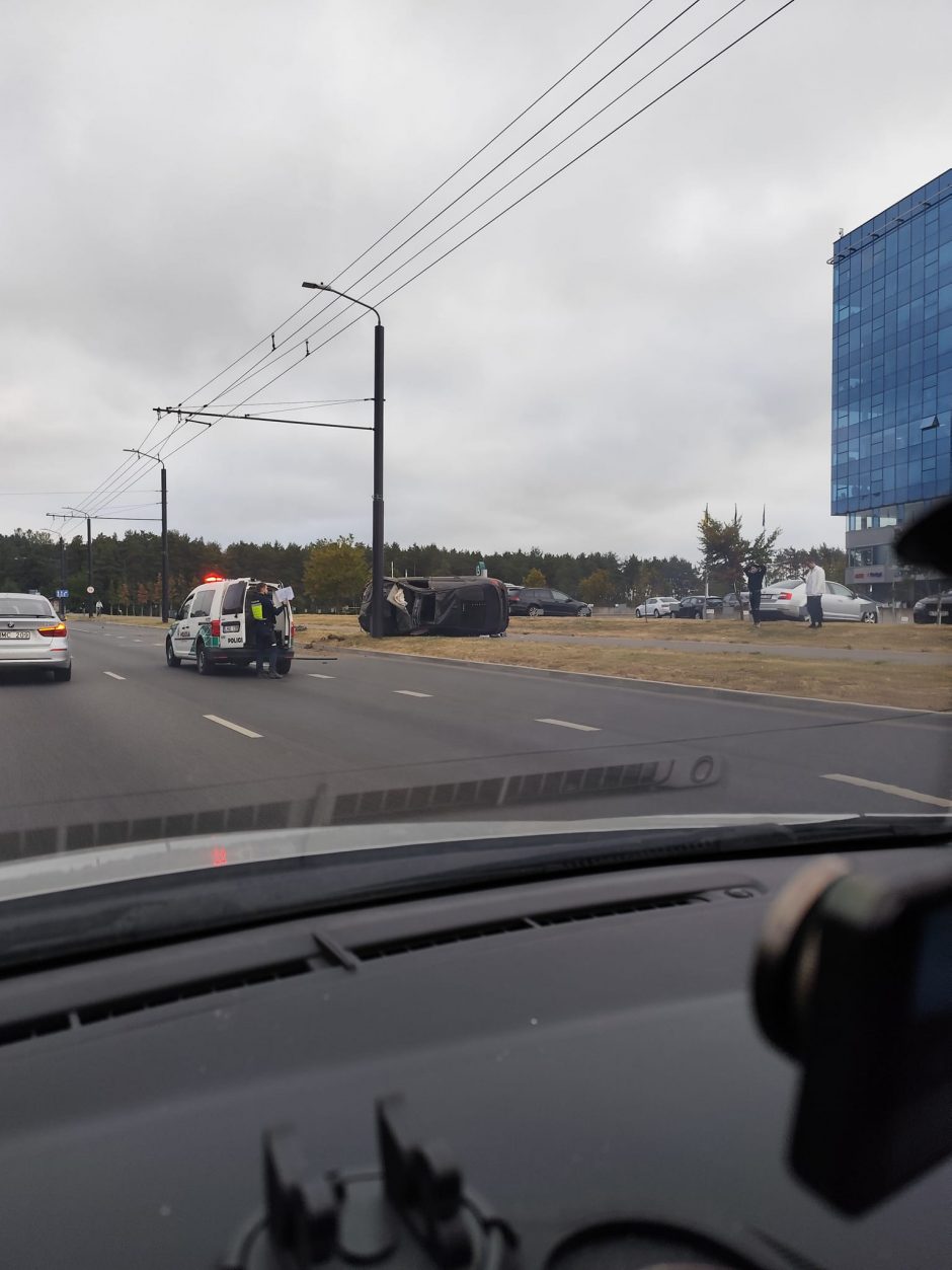 Vilniuje girto vairuotojo BMW rėžėsi į stulpą: ant automobilio – iškalbingas užrašas