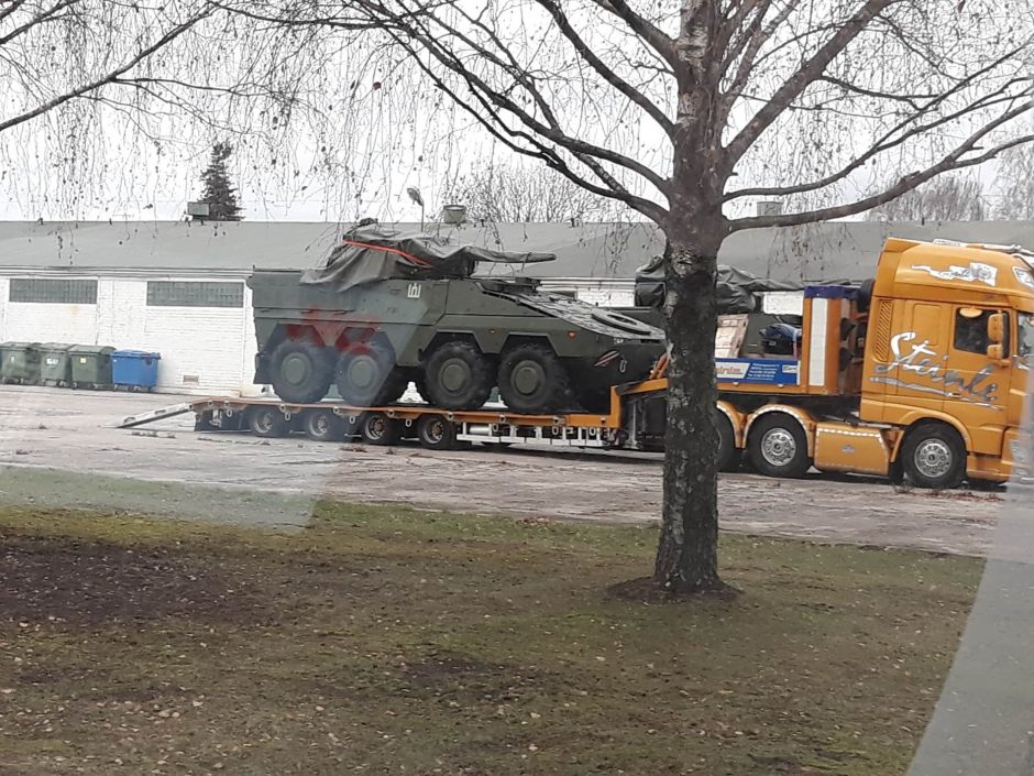 Kariniam paradui į Lietuvą atvyko pėstininkų kovos mašinos