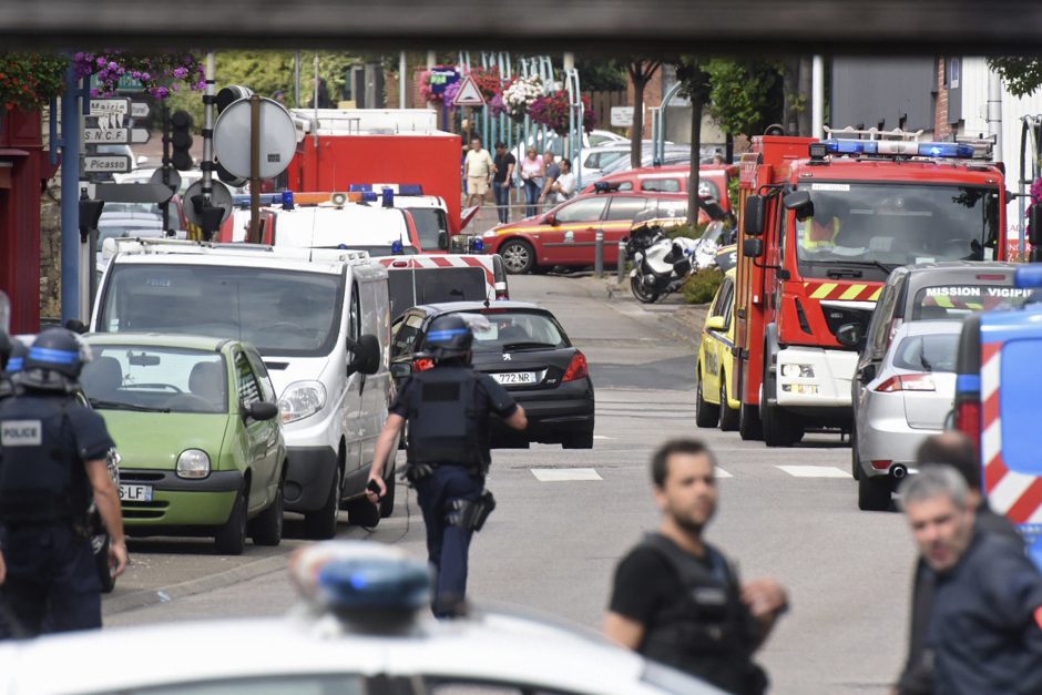 Įkaitų drama Prancūzijoje: nužudytas kunigas, užpuolikai nukauti