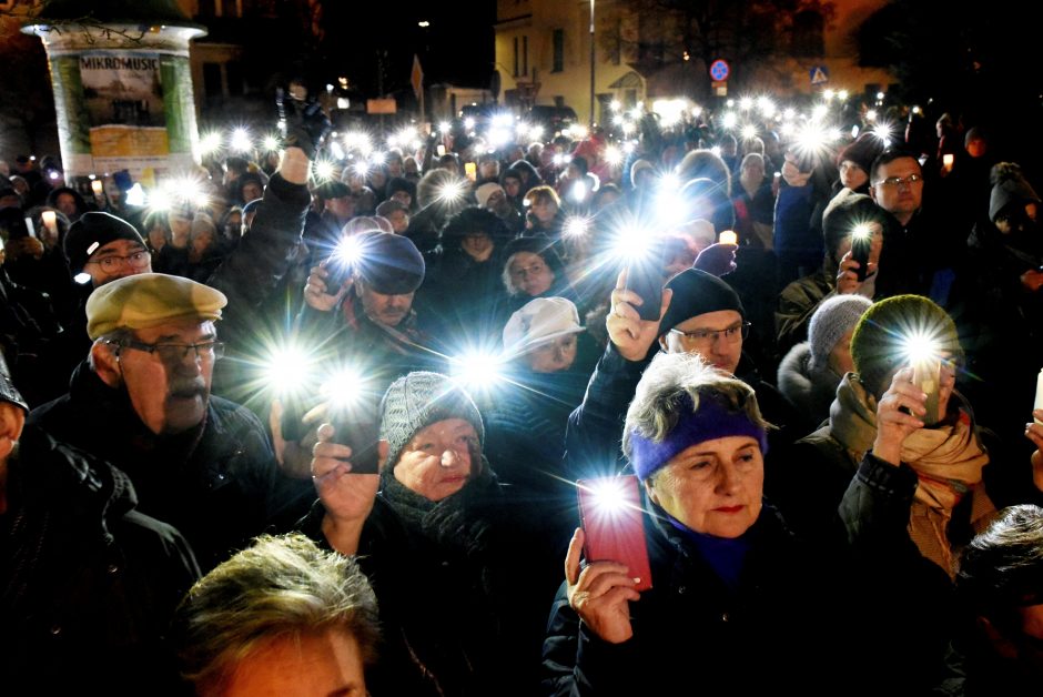 Lenkijoje tūkstančiai žmonių išėjo į gatves palaikyti nušalinto teisėjo