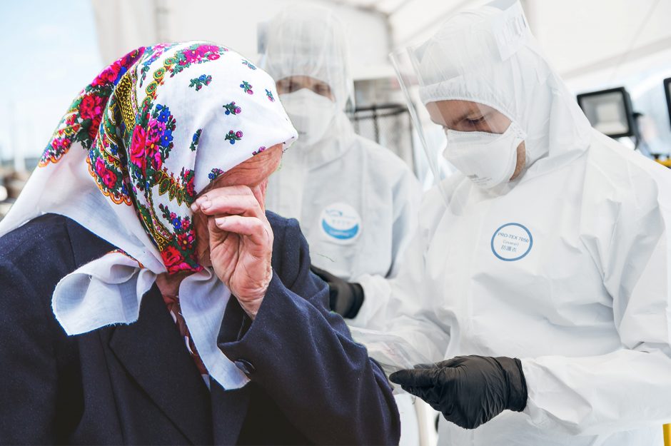 COVID-19 susirgusiai ir saviizoliaciją pažeidusiai 74-erių senjorei gresia net kalėjimas