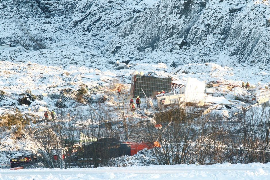 Norvegijoje po nuošliaužos gelbėtojai vis dar tęsia trijų dingusių žmonių paiešką