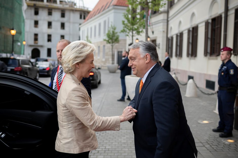 EK vadovė džiaugiasi derybomis su Vengrija dėl ES embargo rusiškai naftai