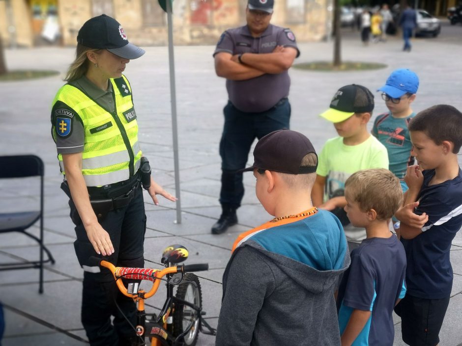 Domėjosi saugiu elgesiu kelyje: aktualiausios – važiavimo paspirtuku taisyklės