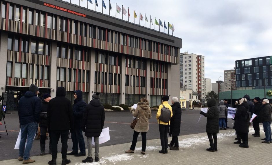 Domeikavos bendruomenė protestuoja dėl pusiaukelės namų