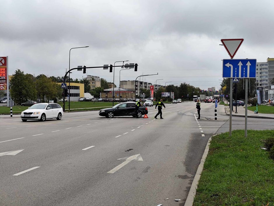 Judrioje Kauno sankryžoje eismą paralyžiavo avarija