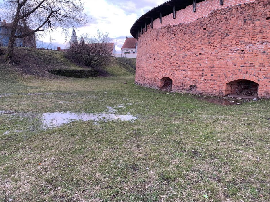 Nerimą kelia vaizdas prie Kauno pilies: šlaitą skalauja kriokliu tekantis vanduo