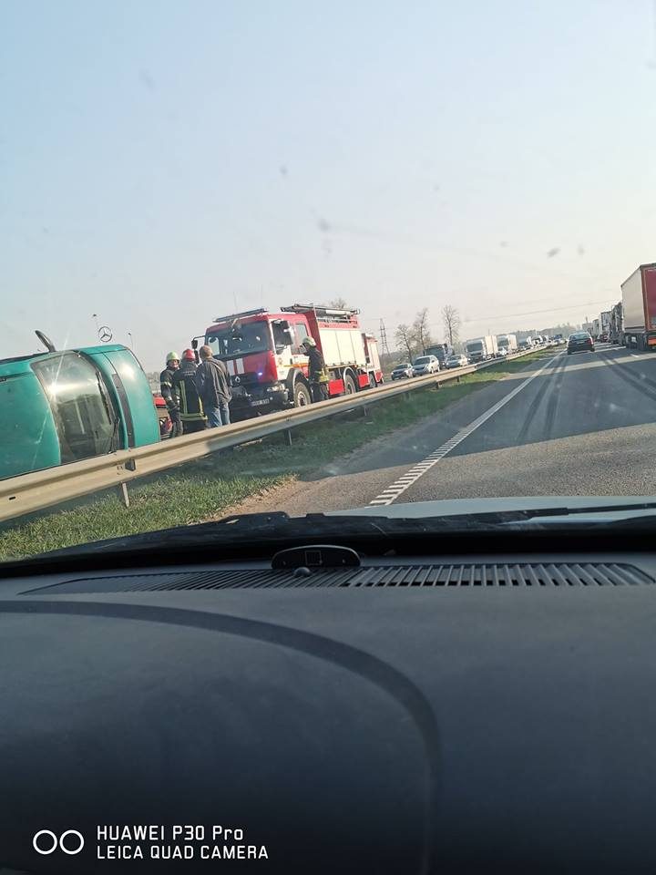 Vakariniame aplinkkelyje eismą trikdė apvirtęs mikroautobusas