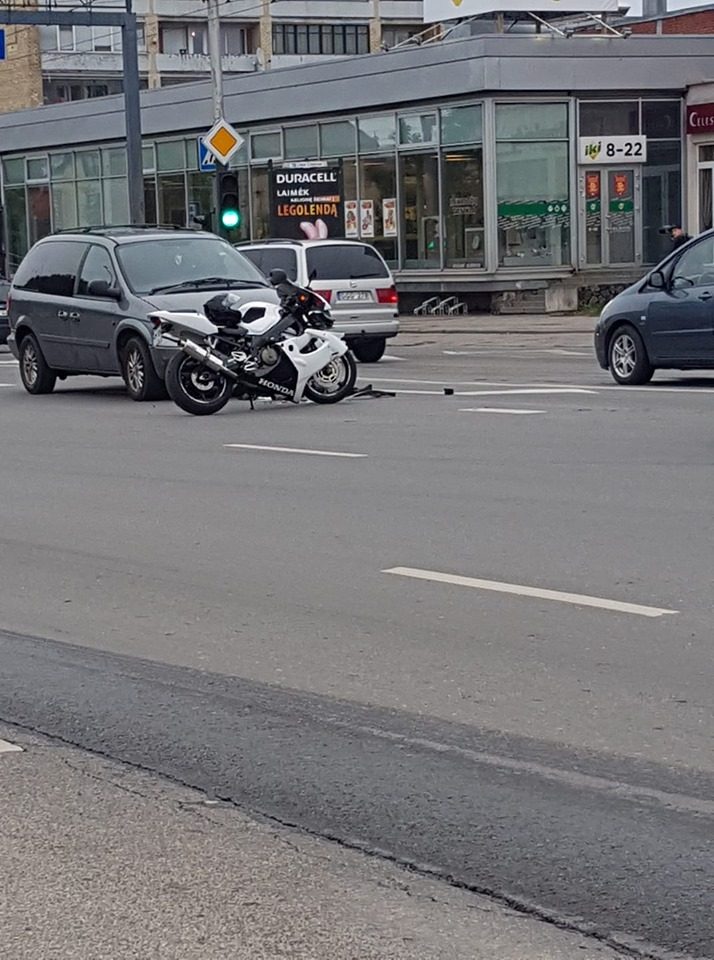 Trečiadienis Kaune prasidėjo avarijomis: nukentėjo motociklininkas