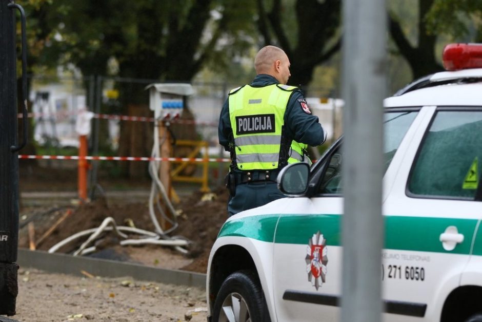 Vilniuje į komisariatą atvežtas vyras užvožė pareigūnui