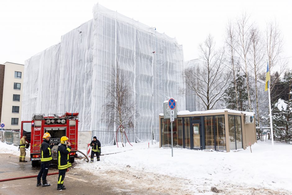 Aliarmas sostinėje: sprogus dujų balionui užsidegė daugiabučio fasadas