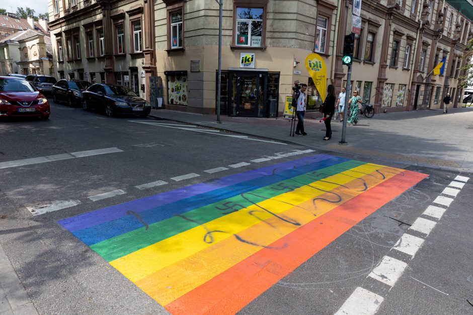 Kažkas vėl nuniokojo vaivorykštės spalvų perėją – šįkart pripiešė svastikų