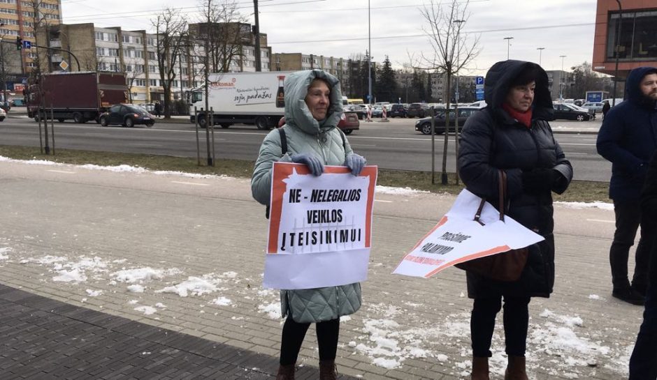 Protestuojantys dėl pusiaukelės namų Domeikavoje: su nerimu laukiame to laiko