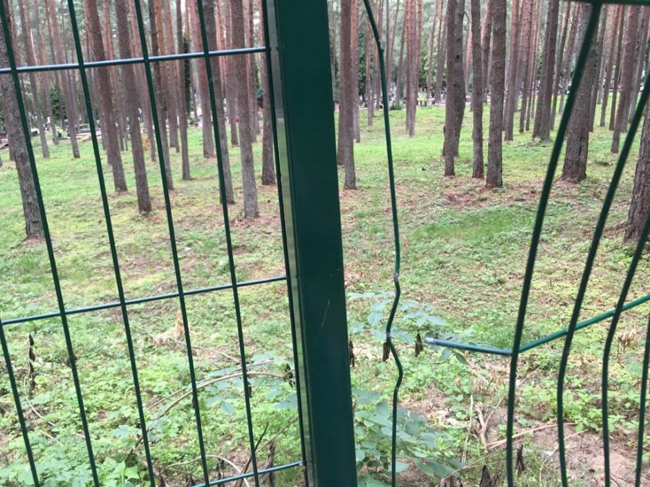 Vandalai suniokojo naują Petrašiūnų kapinių tvorą