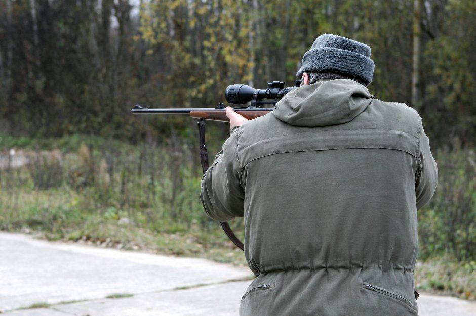 Medžioklės baigėsi ne taip, kaip tikėjosi: vienas persišovė pats, kitą – kolega