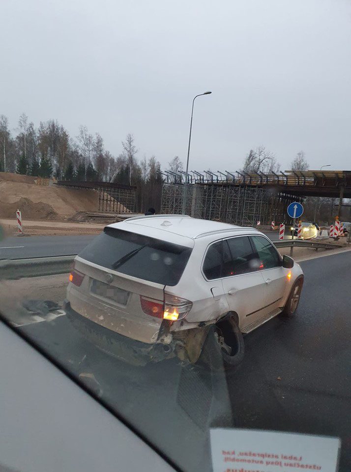 Avarija prie Kauno visiškai paralyžiavo eismą: kliūtis – BMW išlūžusiu ratu