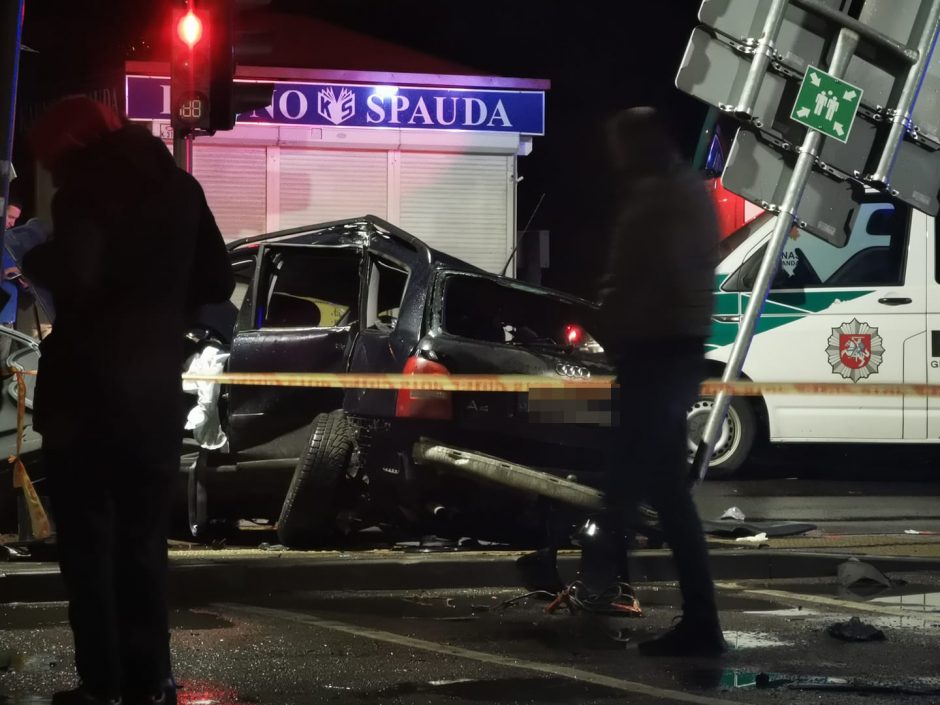 Kraupi avarija Kaune: girto vyro vairuojama „Audi“ rėžėsi į šviesoforą, žuvo keleivis