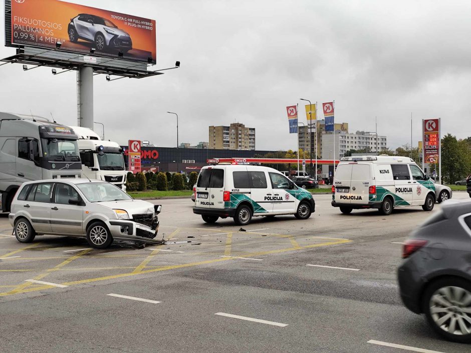 Judrioje Kauno sankryžoje eismą paralyžiavo avarija